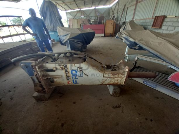 Martelo Hidráulico  da marca M. FURUKAWA, modelo F12