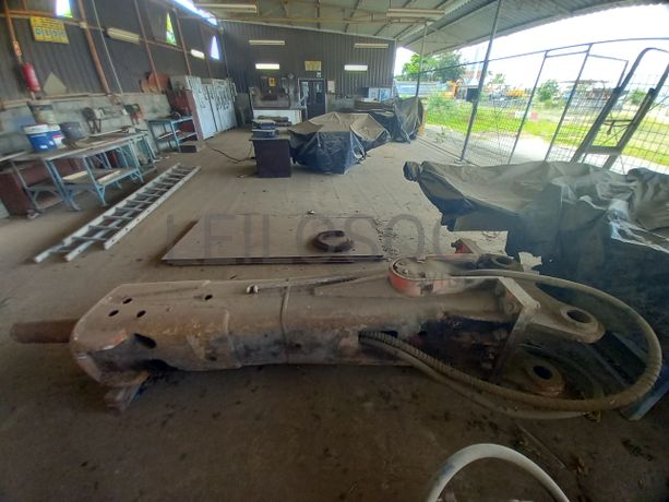 Martelo Hidráulico da marca M.RAMMER, modelo ZX330