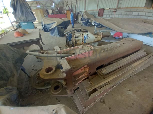 Martelo Hidráulico da marca M.RAMMER, modelo ZX330