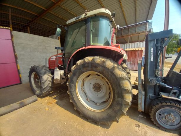 Trator Agrícola da marca MASSEY FERGUSON, modelo 5455