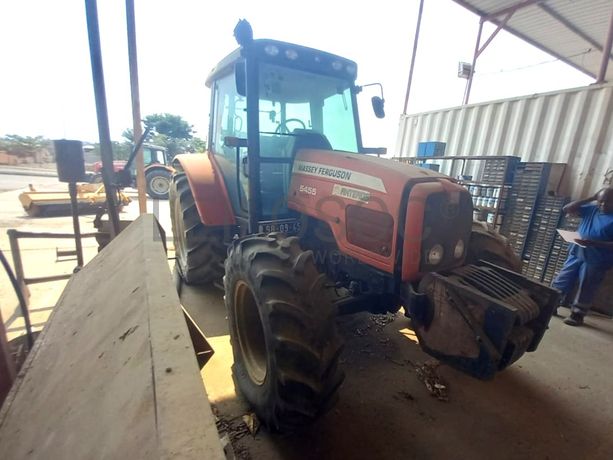 Trator Agrícola da marca MASSEY FERGUSON, modelo 5455