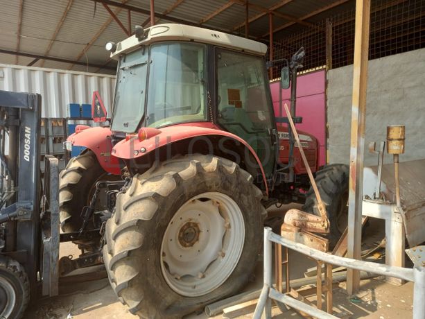 Trator Agrícola da marca MASSEY FERGUSON, modelo 5455