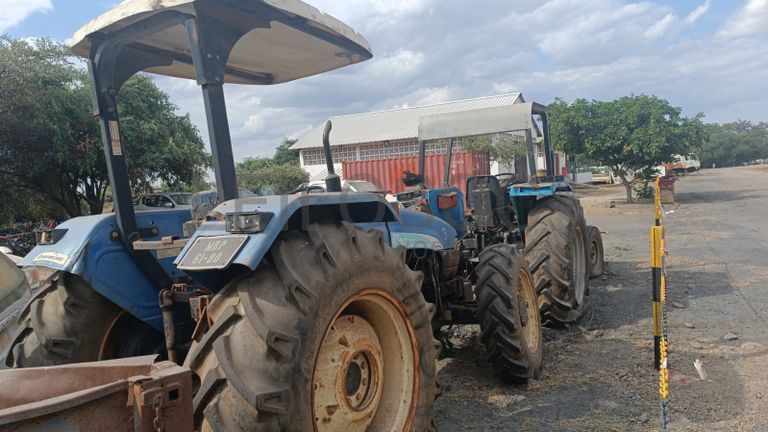Trator New Holland/NHTT75
