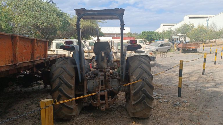 Trator New Holland/8010
