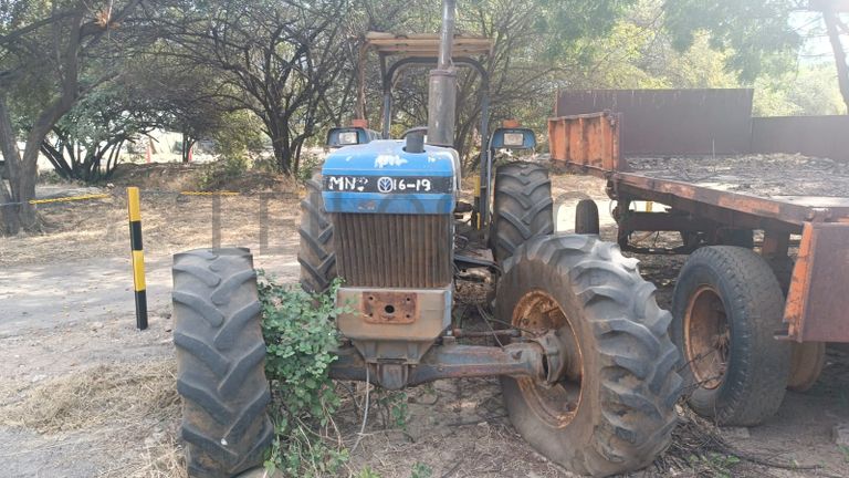 Trator New Holland/8010
