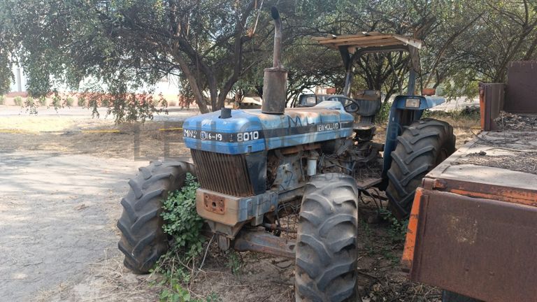 Trator New Holland/8010