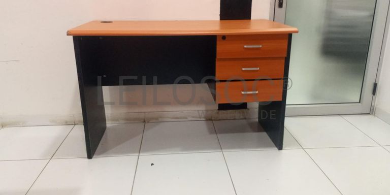 Secretária com gavetas