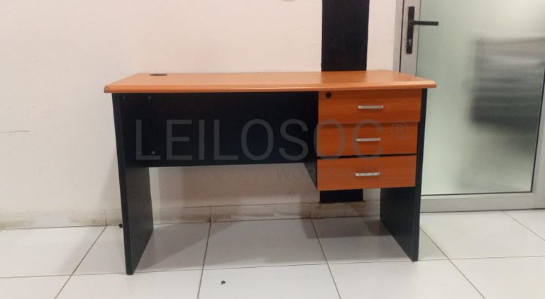 Secretária com gavetas