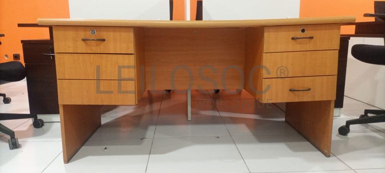 Secretária com gavetas