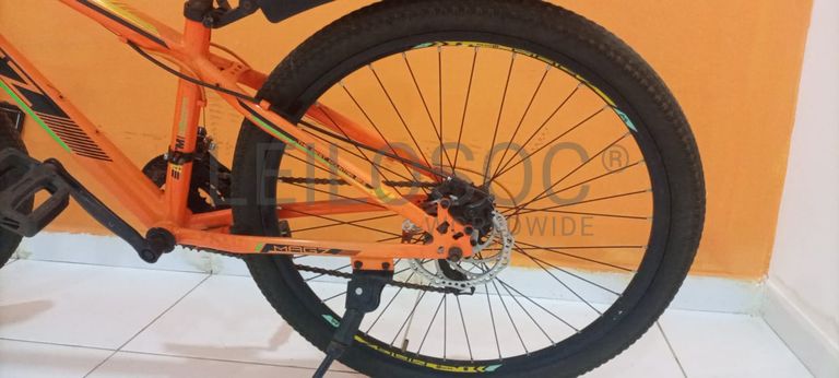 Uma bicicleta Magz MD100 