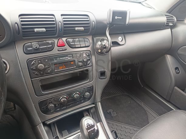 Mercedes-Benz C220 CDI · Ano 2002