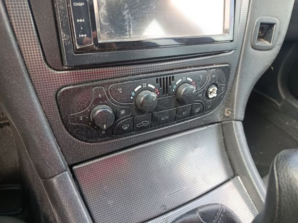 Mercedes-Benz C220 · Ano 2002
