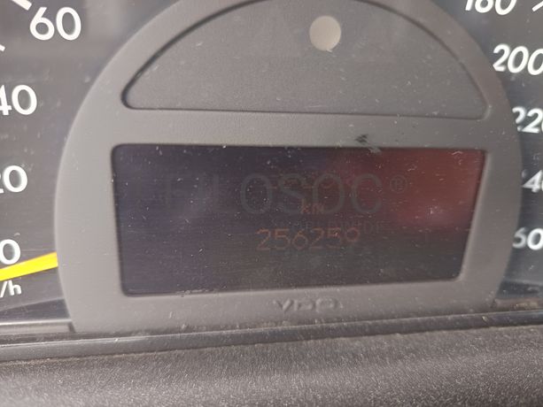 Mercedes-Benz C220 · Ano 2002