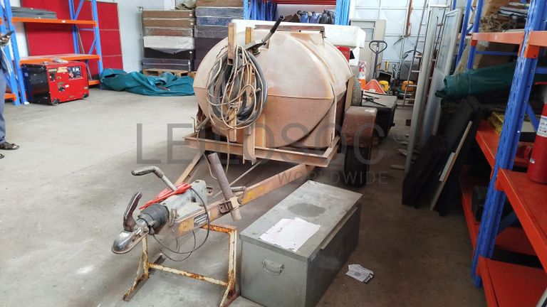 Trela c/ tanque de combustível