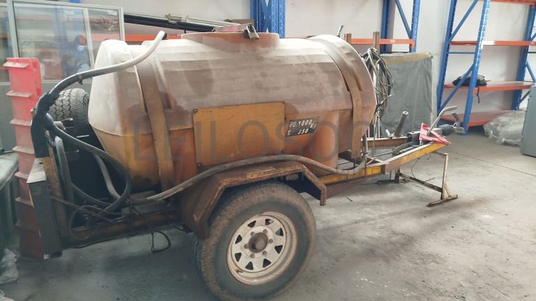 Trela c/ tanque de combustível