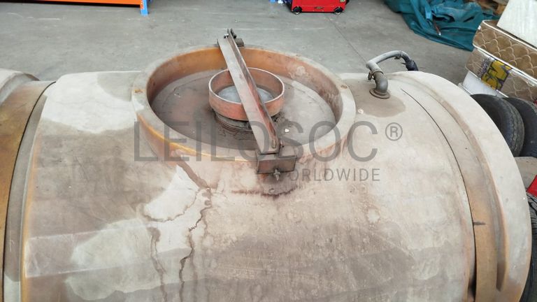 Trela c/ tanque de combustível