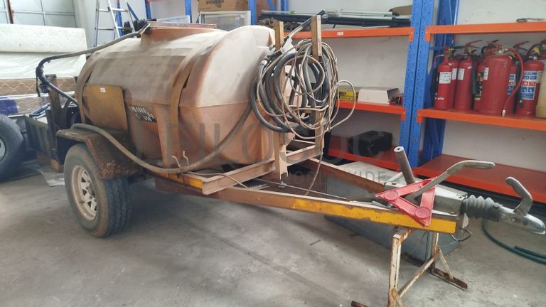 Trela c/ tanque de combustível