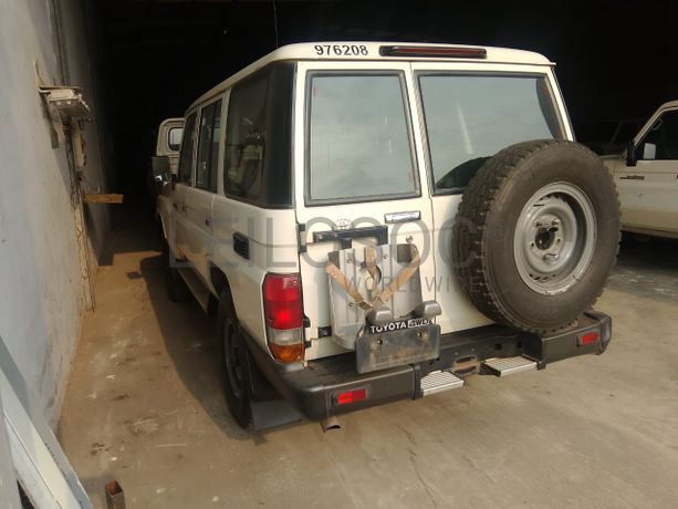 TOYOTA	LAND CRUISER
