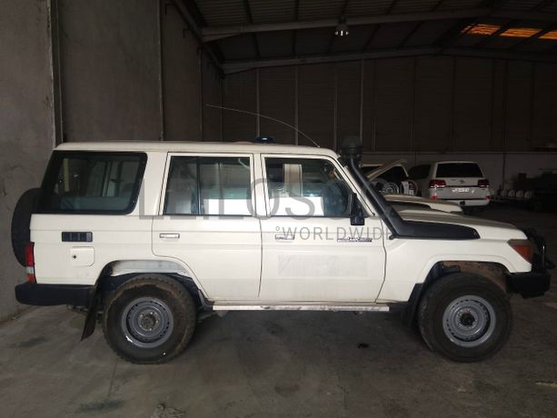 TOYOTA	LAND CRUISER