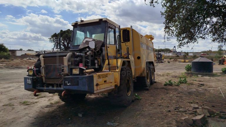 Auto tanque Komatsu HM300-1