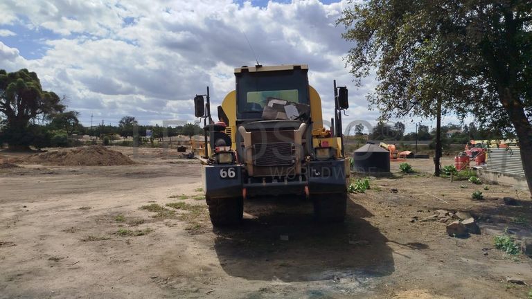 Auto tanque Komatsu HM300-1