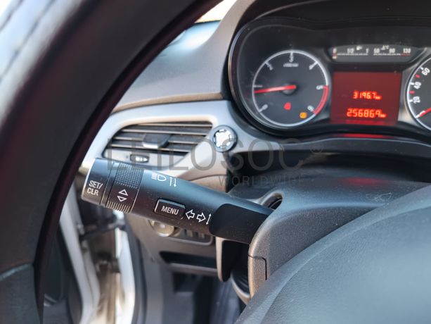 Opel Corsa 1.3 CDTI · Ano 2016