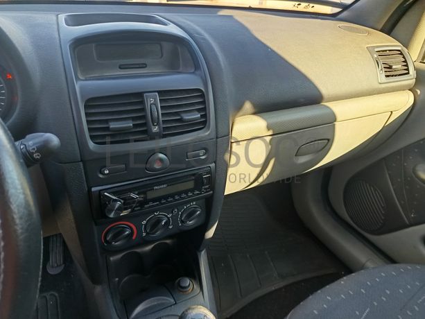 Renault Clio · Ano 2002