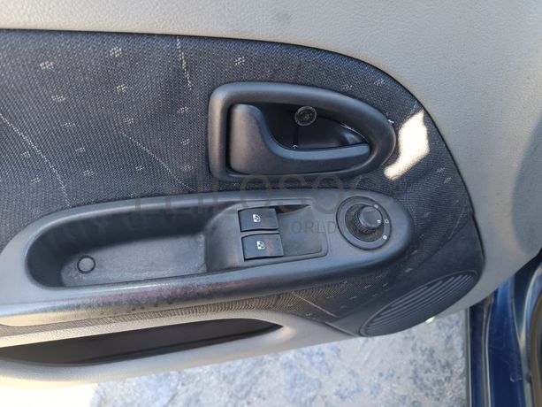 Renault Clio · Ano 2002