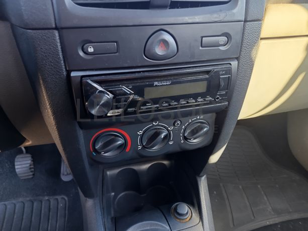 Renault Clio · Ano 2002