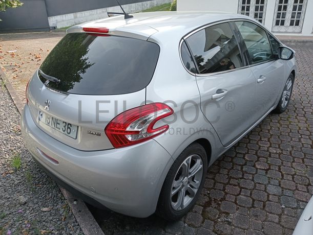 Peugeot 208 · Ano 2012