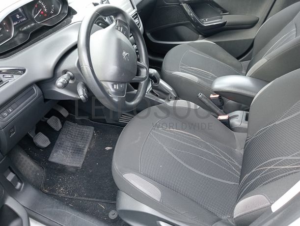 Peugeot 208 · Ano 2012