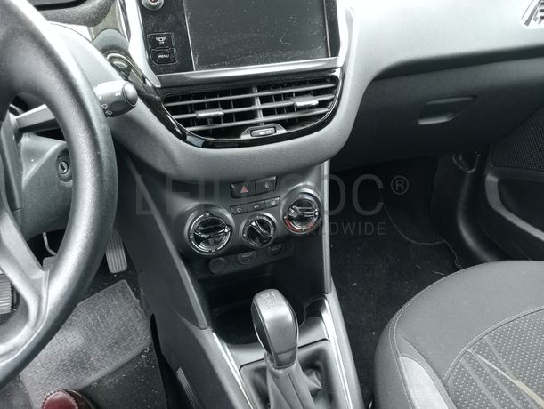 Peugeot 208 · Ano 2012