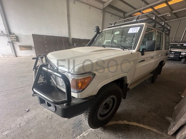 TOYOTA	LAND CRUISER