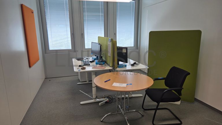 Espace de travail ergonomique avec mobilier complet