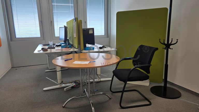 Espace de travail ergonomique avec mobilier complet