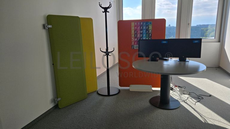 Coin de réunion avec panneau acoustique mobile