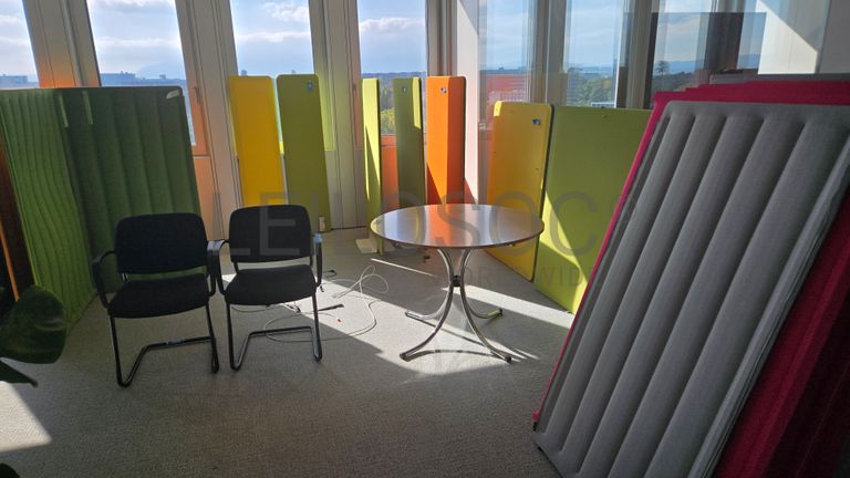 Espace de bureau modulable avec cloisons et écrans HP