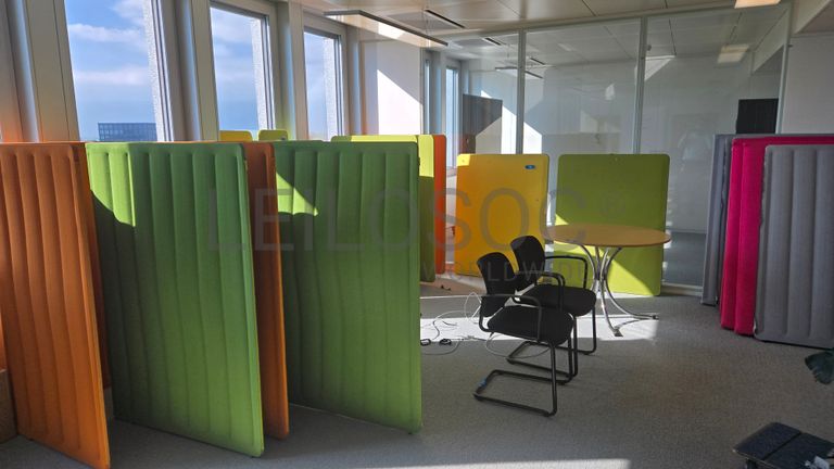 Espace de bureau modulable avec cloisons et écrans HP