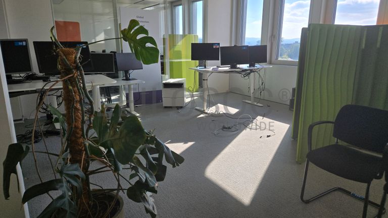 Espace de bureau modulable avec cloisons et écrans HP