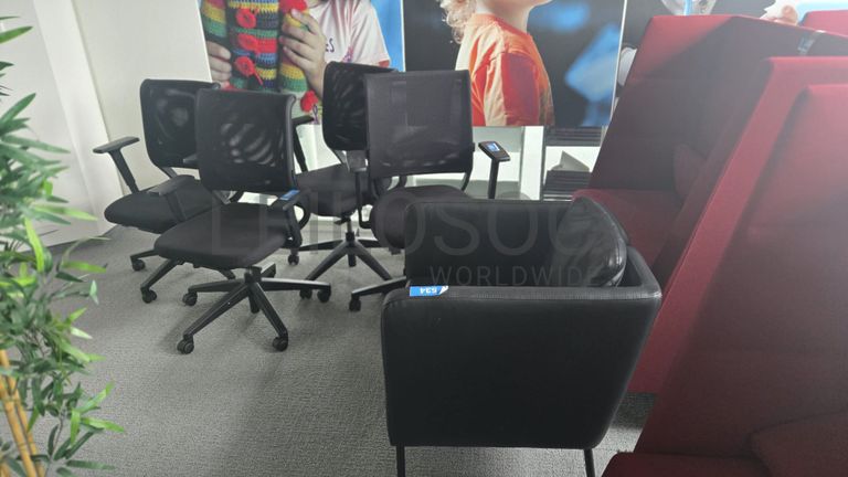 Salon d’attente décoratif avec mobilier et plantes