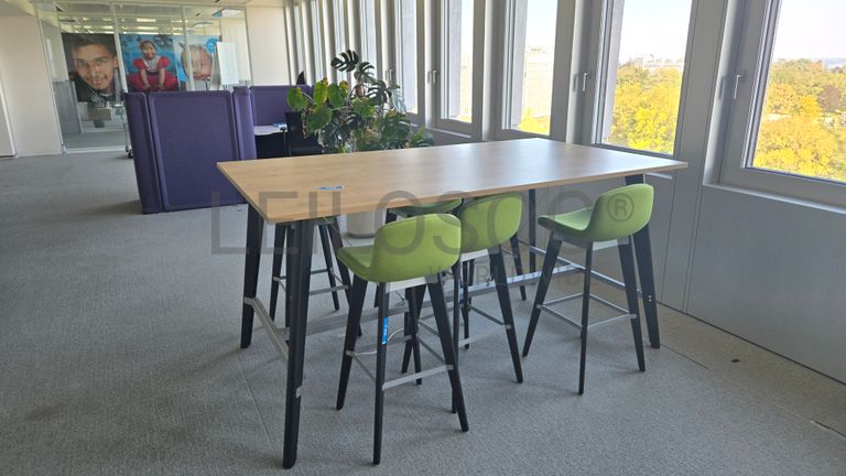 Zone de coworking colorée