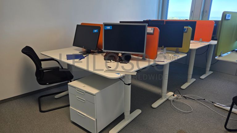 Ensemble de postes de travail avec écrans HP