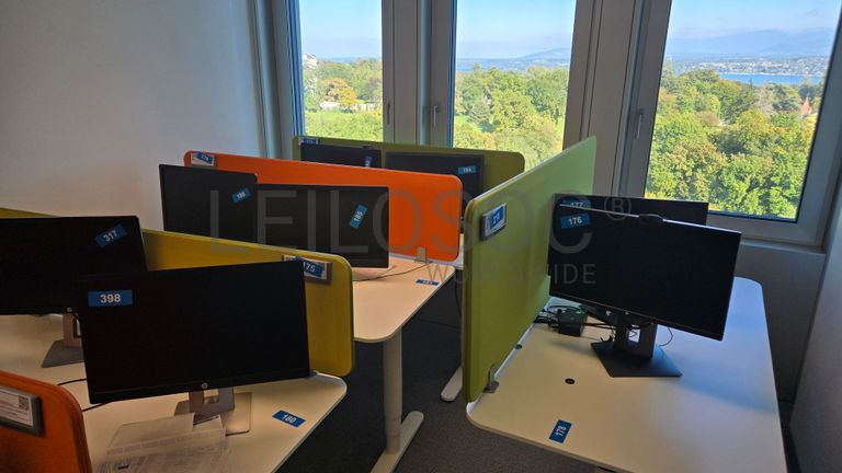 Ensemble de postes de travail avec écrans HP