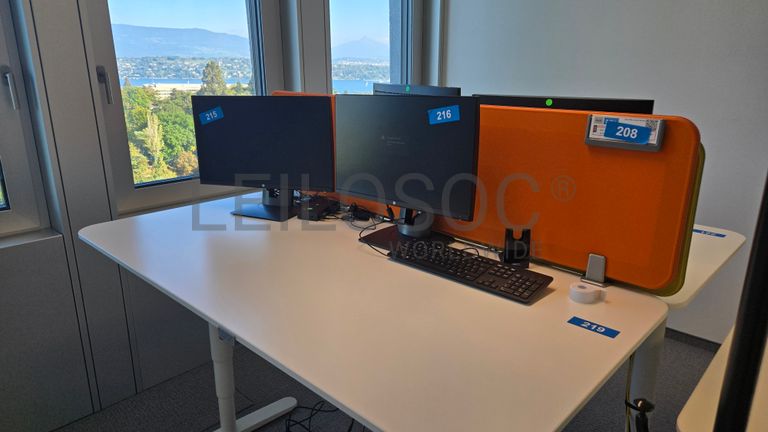 Ensemble de bureaux réglables avec écrans HP