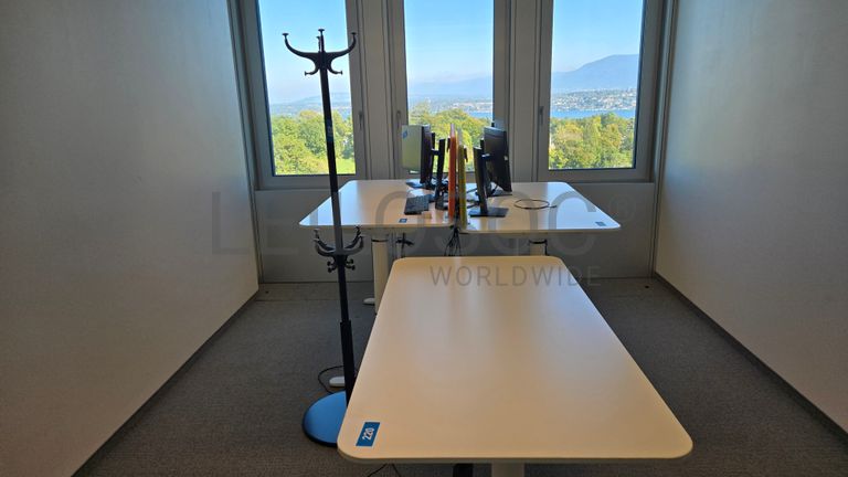 Ensemble de bureaux réglables avec écrans HP