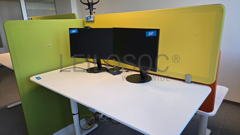 Ensemble de bureaux modernes avec écrans Lenovo