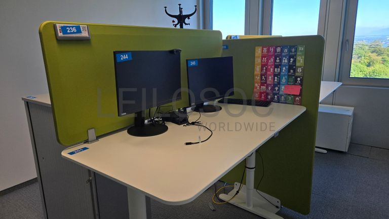 Ensemble de bureaux modernes avec écrans Lenovo