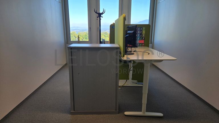 Ensemble de bureaux modernes avec écrans Lenovo