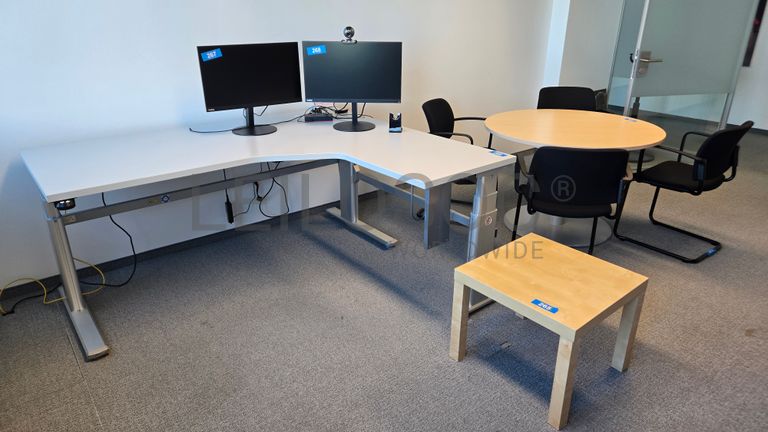 Bureau d’angle Trosellie avec table ronde et chaises Girsberger