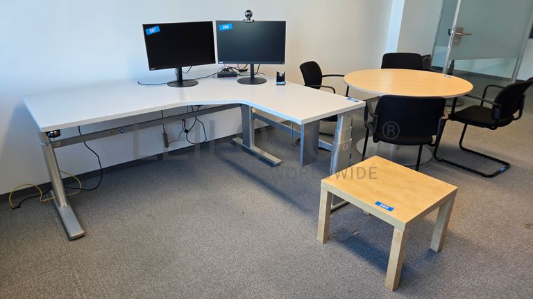 Bureau d’angle Trosellie avec table ronde et chaises Girsberger